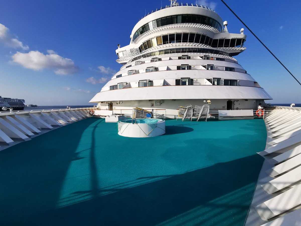 Aida-Diva-crew-open-deck-whirpool.jpg